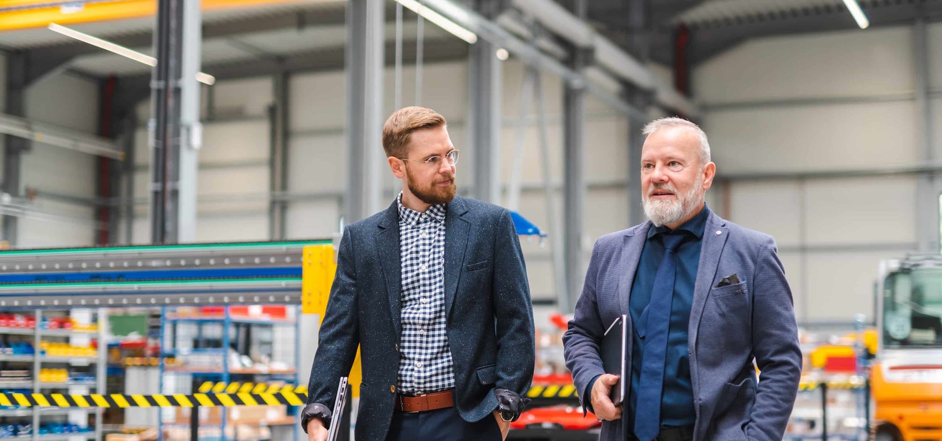 Unterschütz Geschäftsführer in Werkhalle die beiden Geschäftsführer von Unterschütz laufen durch ihre Montagehalle
